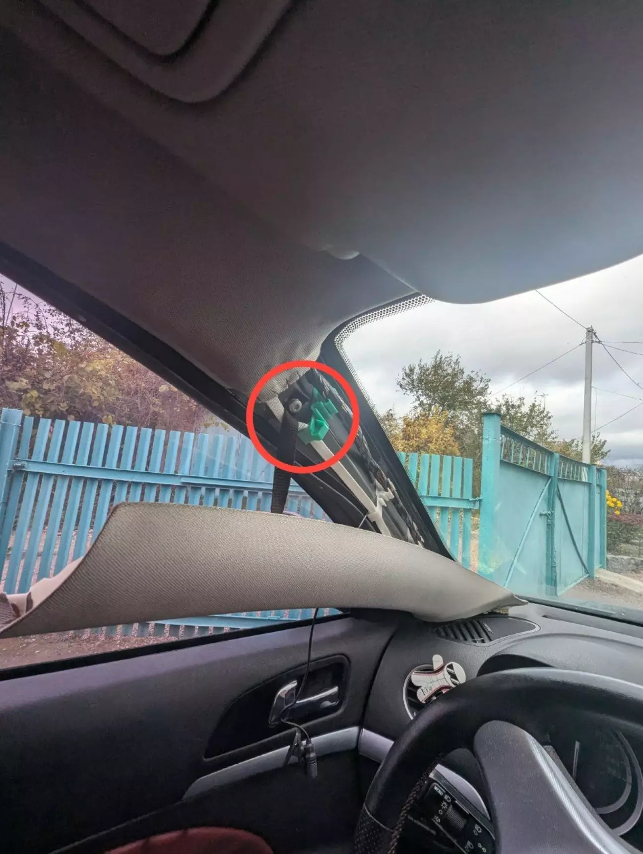 Етап перший. Знімаємо бокову накладку,тягнемо її вбік,коли буде знята з кліпс, то викручуємо торексом 25 та виймаємо всю.