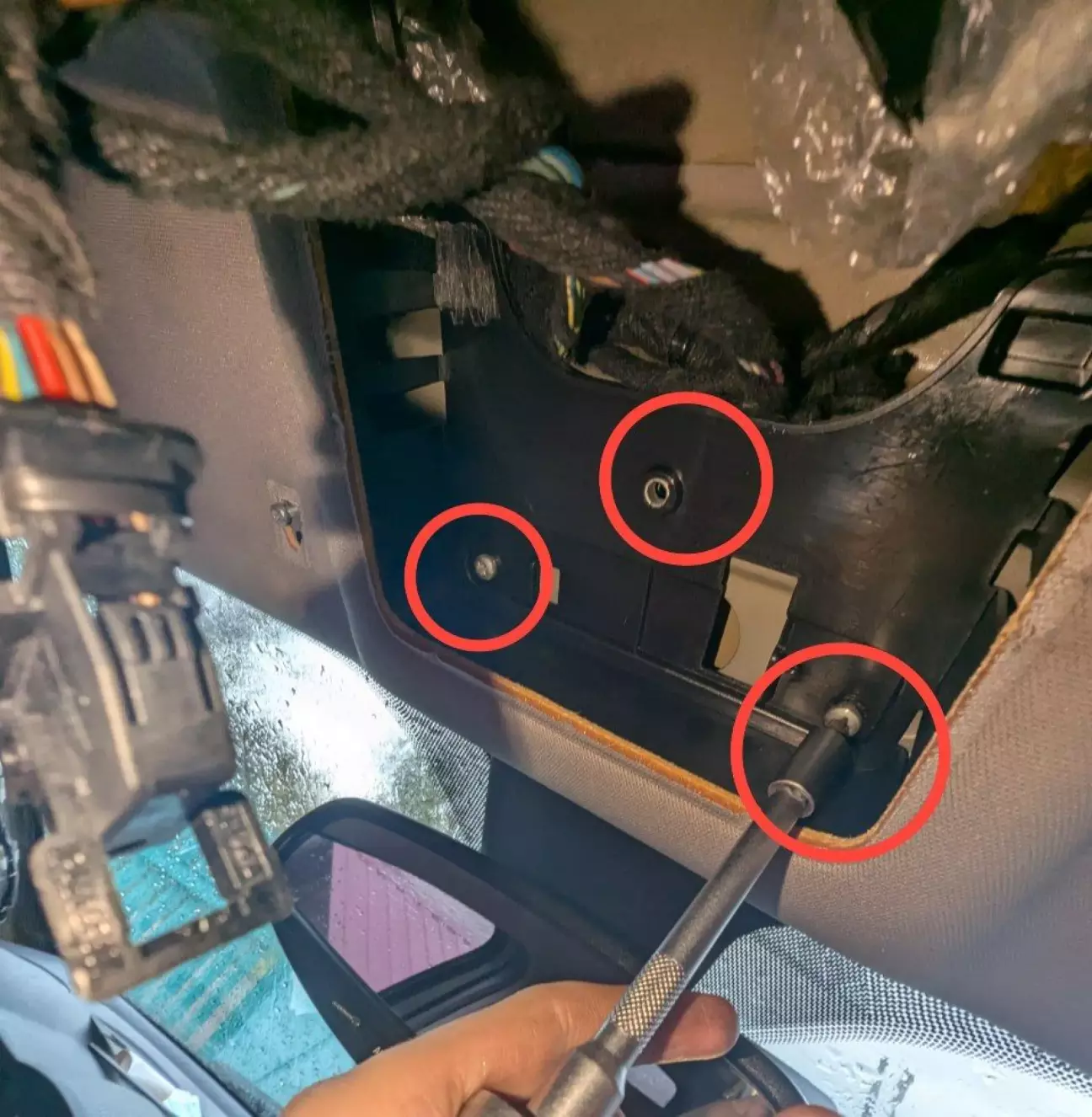 Етап 6. Викручуємо гвинти хрестовою викруткою