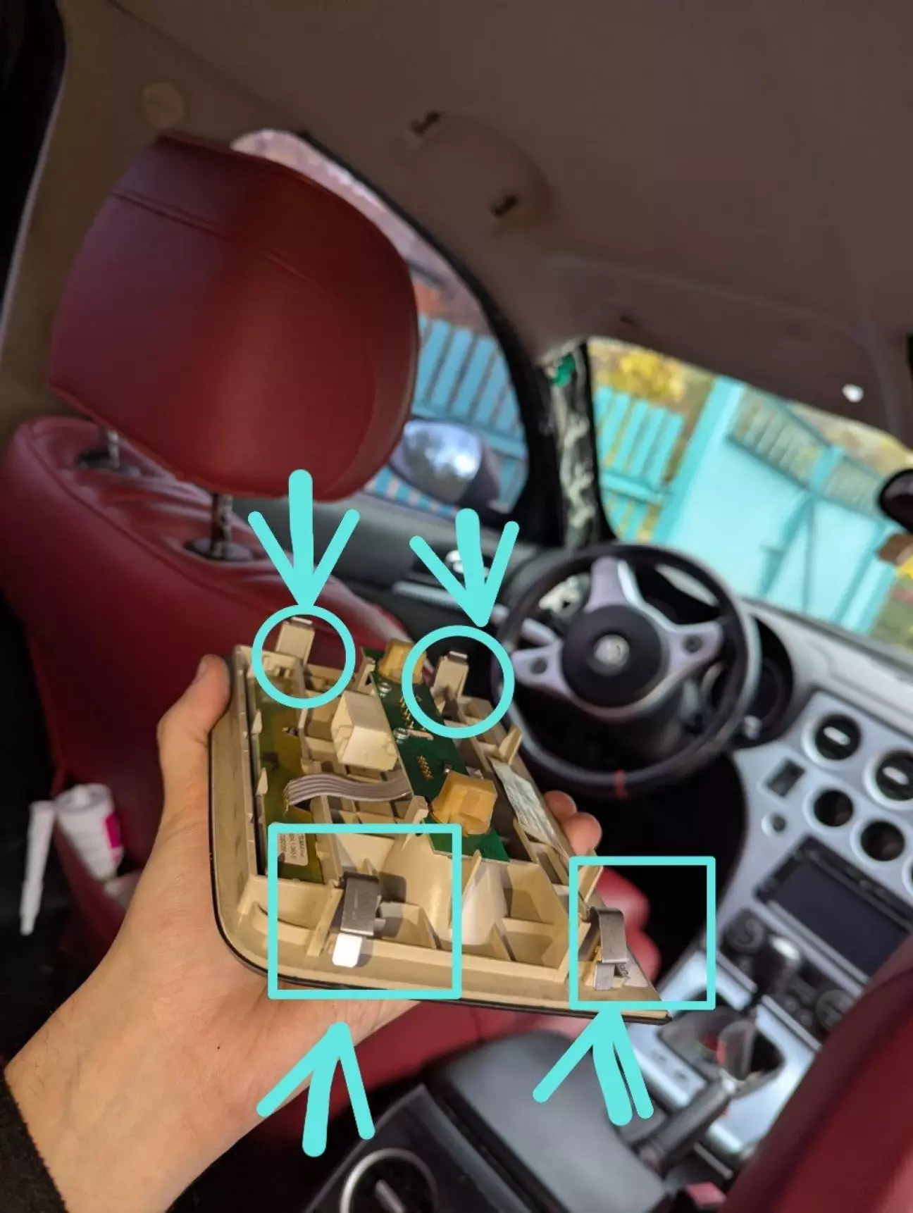 Етап 9. Як зняти плафон підсвітки пасажирів. Тут практично так само як і з водійським плафоном. Плоскою викруткою або шестигранником самим найменшим затискаємо вусики (там де стрілочки) і потім тягнемо на себе. Може бути так, що деякі вусики стануть прямими, коли будете виймати, нічого страшного в цьому немає, просто затиснуте їх як на фото