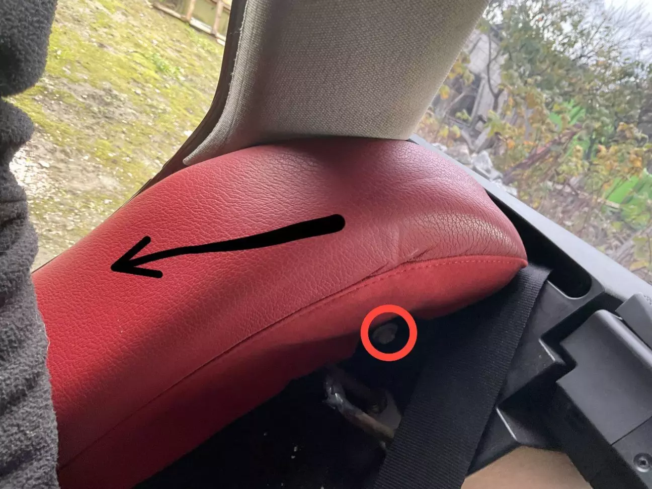 Етап 7. Спускаємо сидіння задні. Беремо накидний ключ на 10 та відкручуємо гвинт. Потім тягнемо цю боковушку на себе