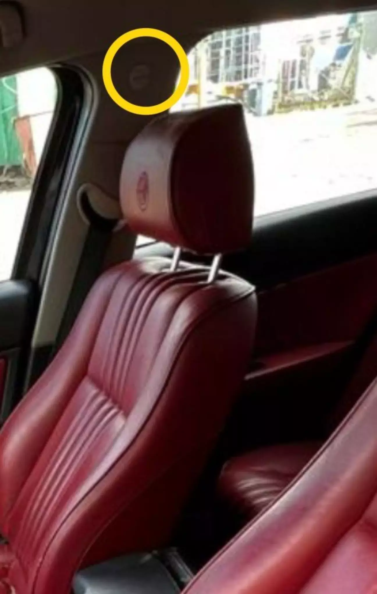 Етап 4. Там де обведено є засліпка airbag плоским предметом підіваємо її, І під ним буде та ж гвинт один torex 25