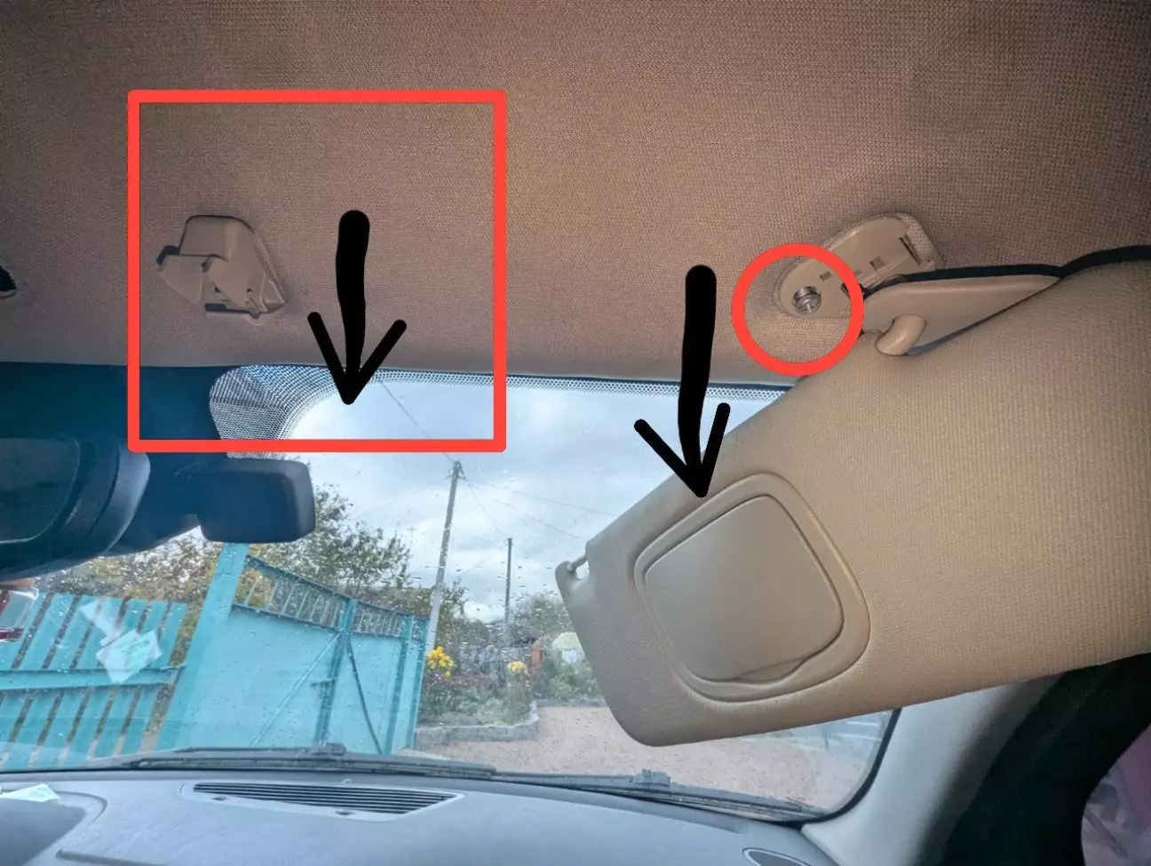 Етап 2. В тримачу козирька, який лівіше теж є гвинт хрестовий, розкриваємо тот тримач і побачимо доступ до гвинта. А потім як показано стрілочкою тягнемо на себе повільно