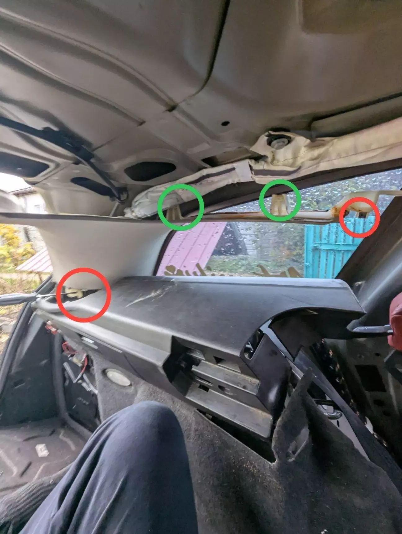 Етап 12. Там де червона викручуємо саморізи. Там де зелене кліпси