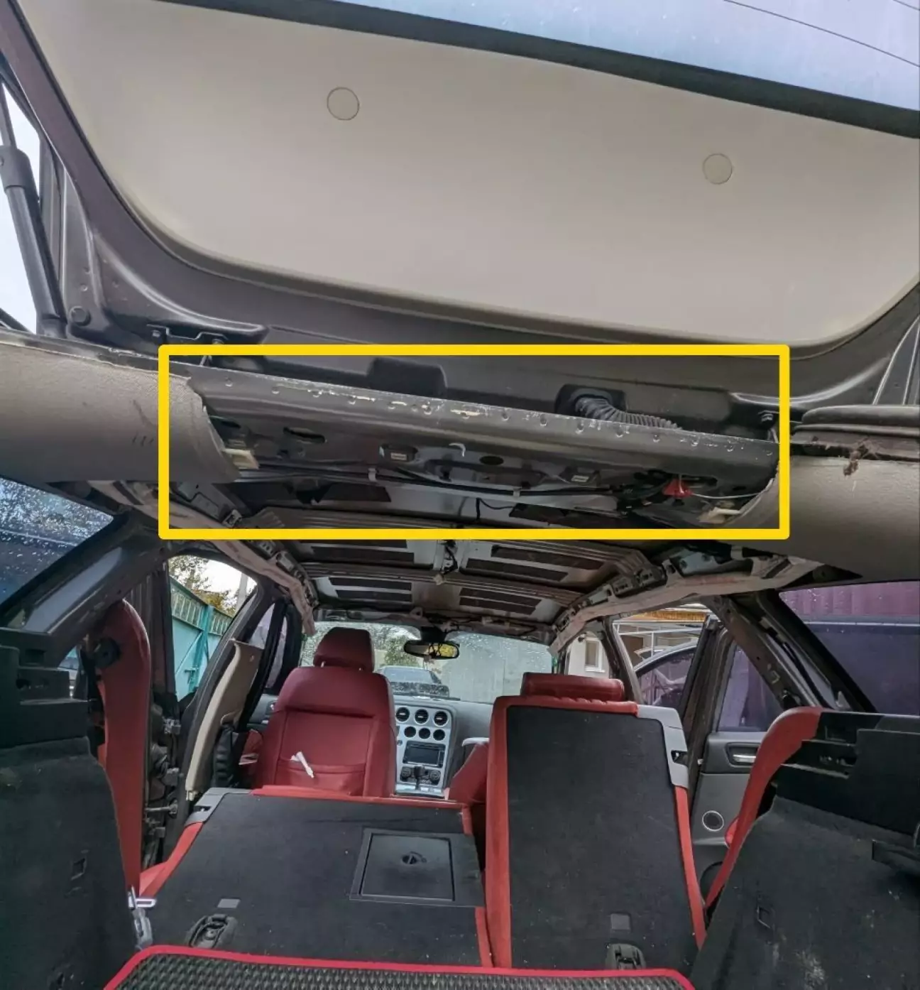 Етап 10. Як описав вище треба зняти накладку спочатку, яка має бути в жовтому місці той хто буде замінювати потолок то зрозуміє. Так вот знімаємо цю накладку, а потім за ним виймаємо основну стелю