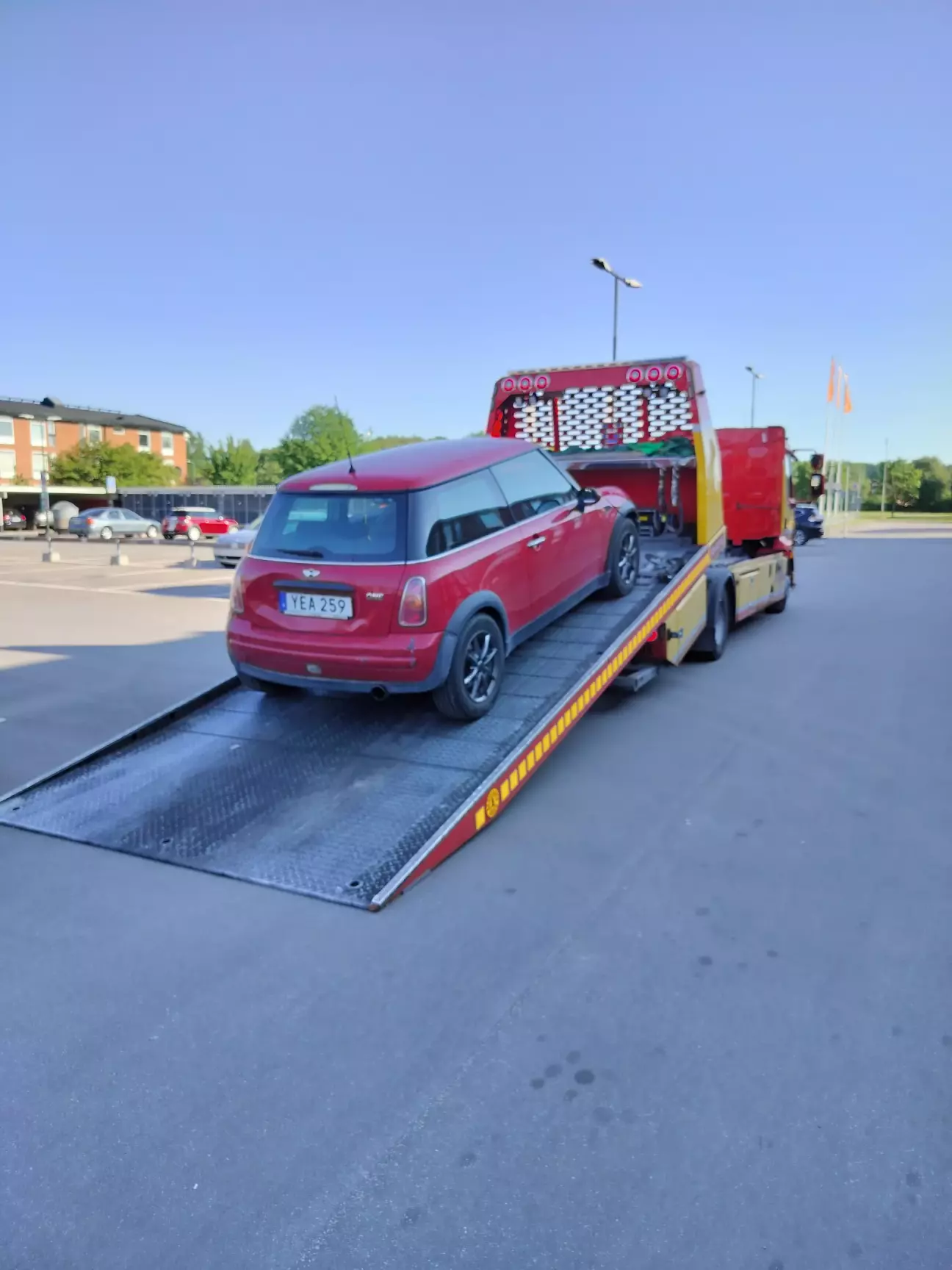 18 липня, авто на евакуаторі їде на СТО