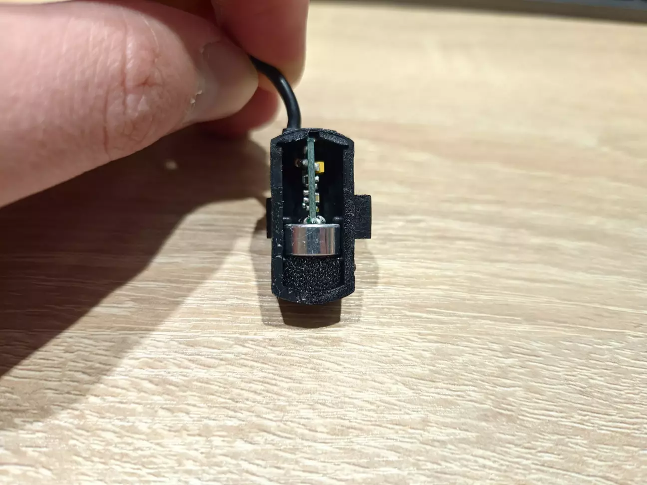 вигляд на елементи мікрофону під захисною мембраною