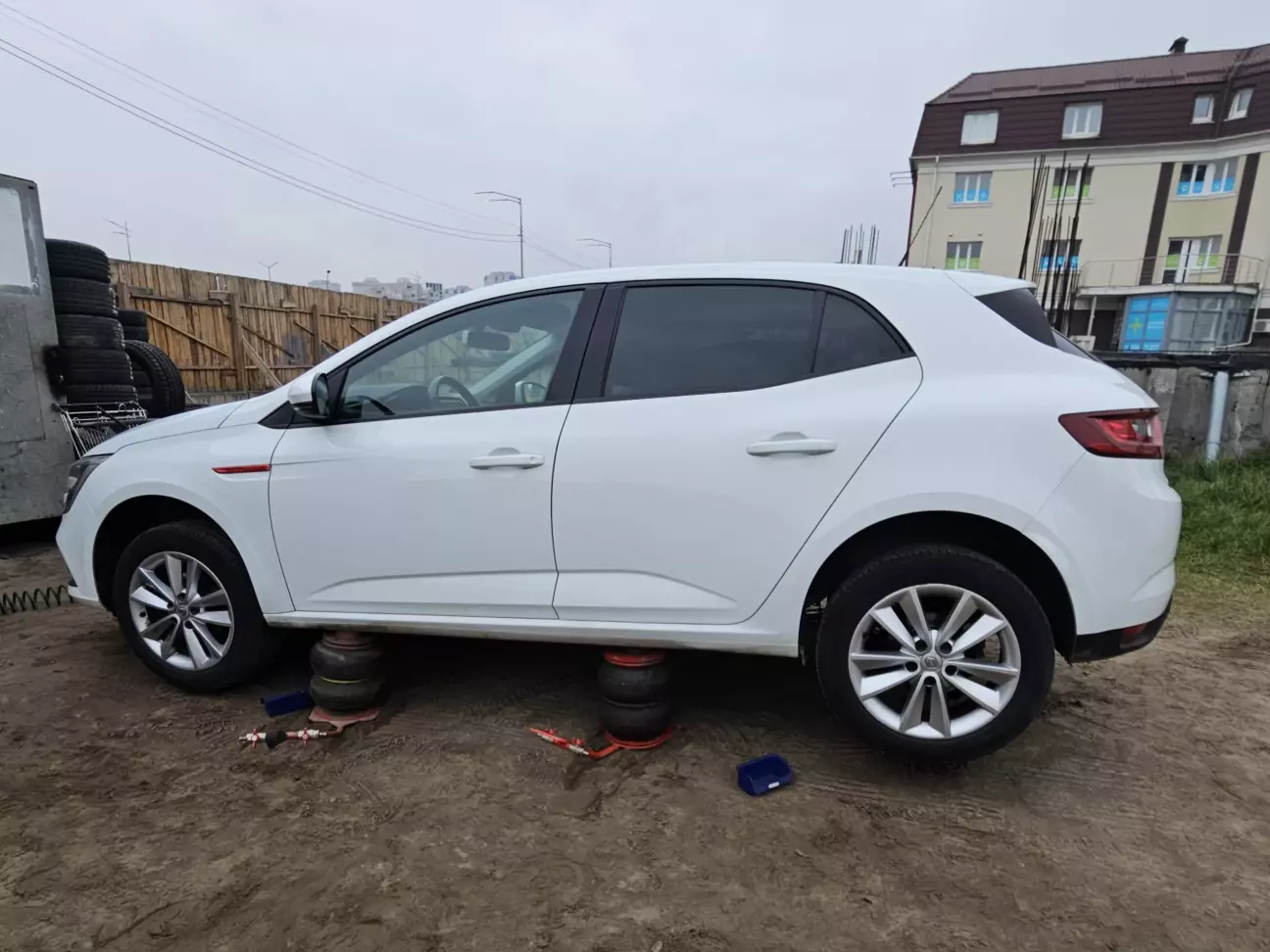 Загнав на шиномонтаж поки ще черг великих немає