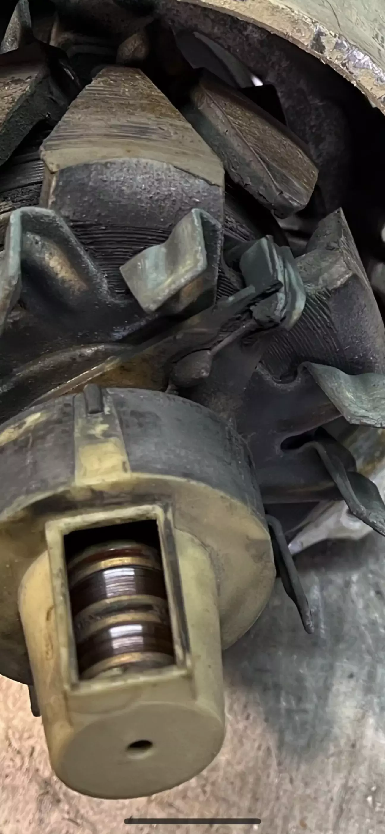 Так цей контакт виглядав при попередньому розборі генератора