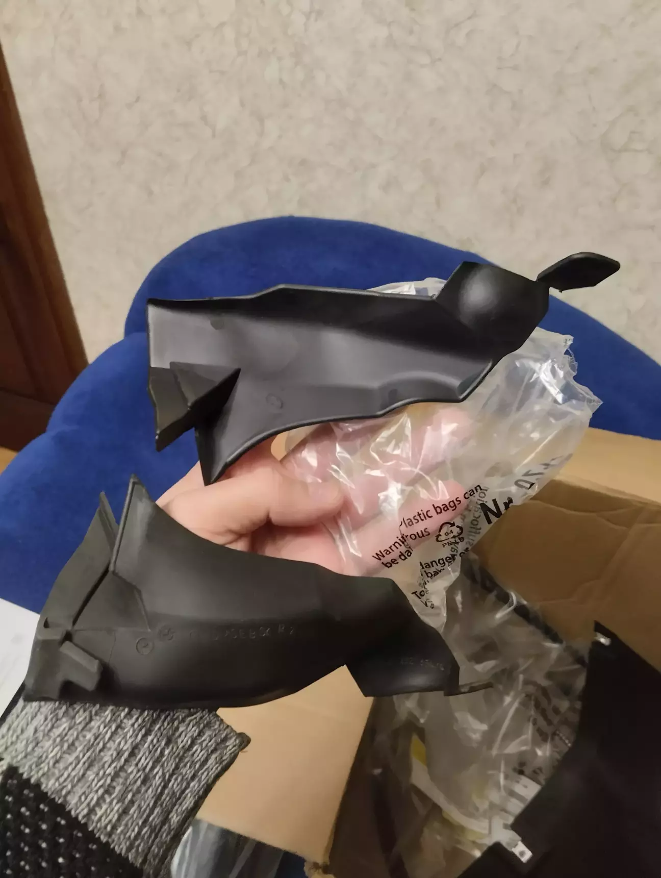 Ще якісь пластикові штуки під жабо