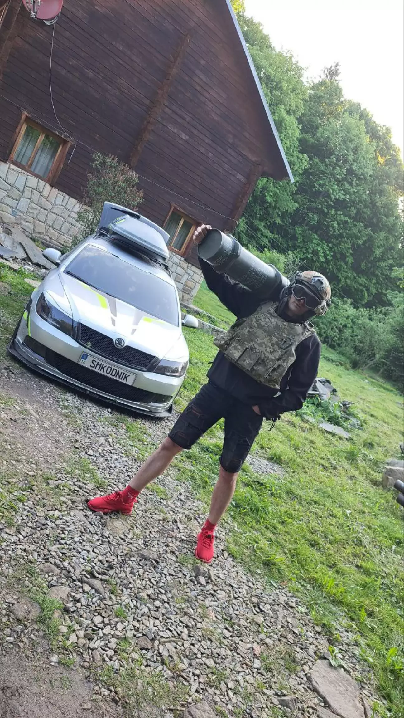 Шкоднік приміряв на мене свої обладунки