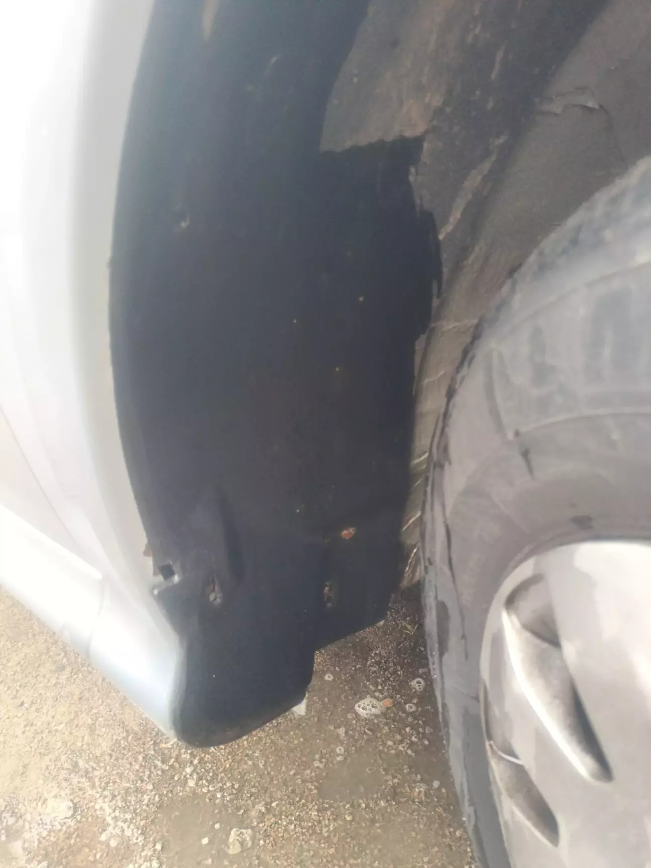 Помив скриту частину підкрилка, та крила, в місці де є контакт бризковика.