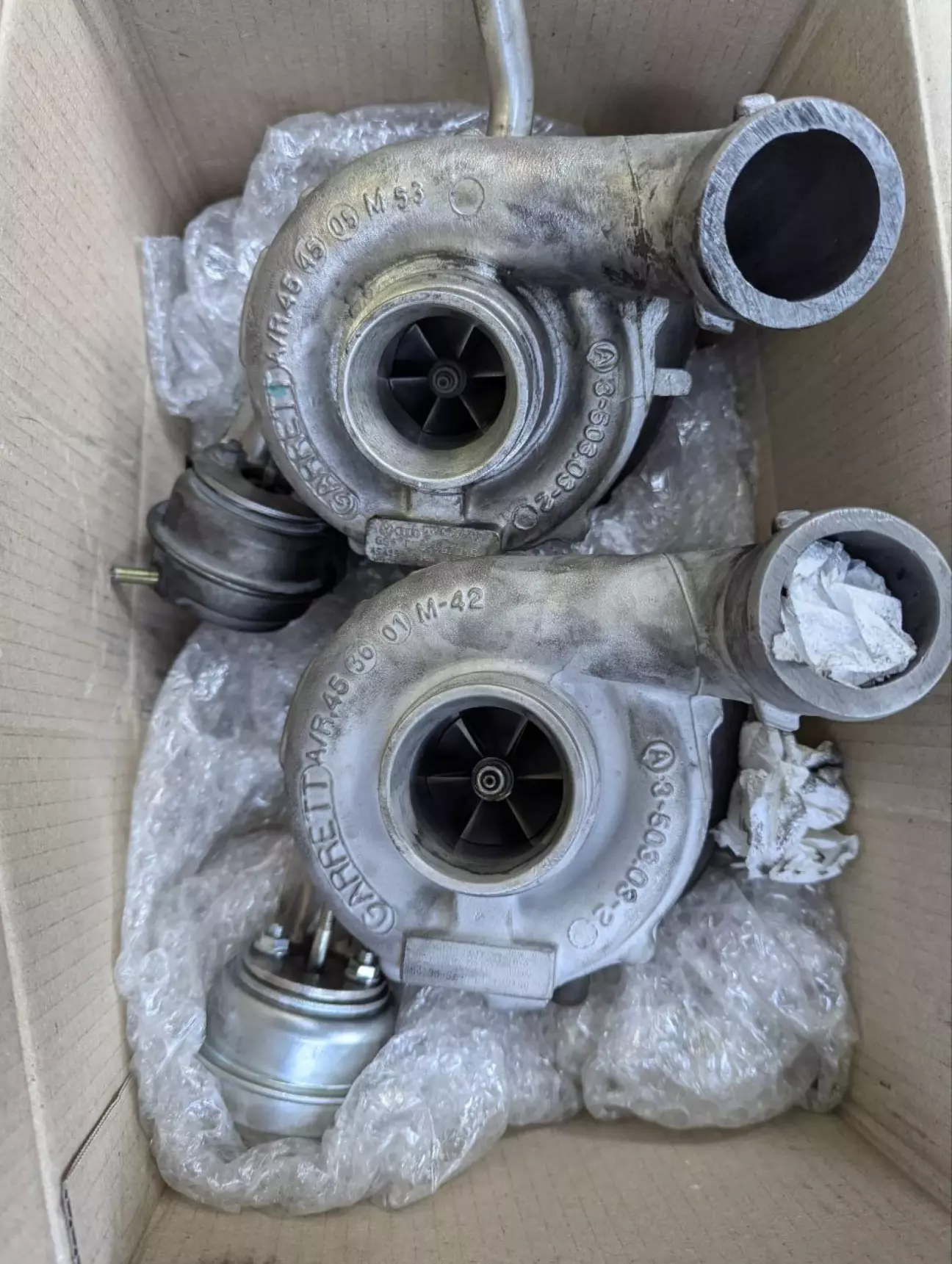 Порівнюємо з гібридом, видно що крильчатка та отвір більші ніж на стоку.