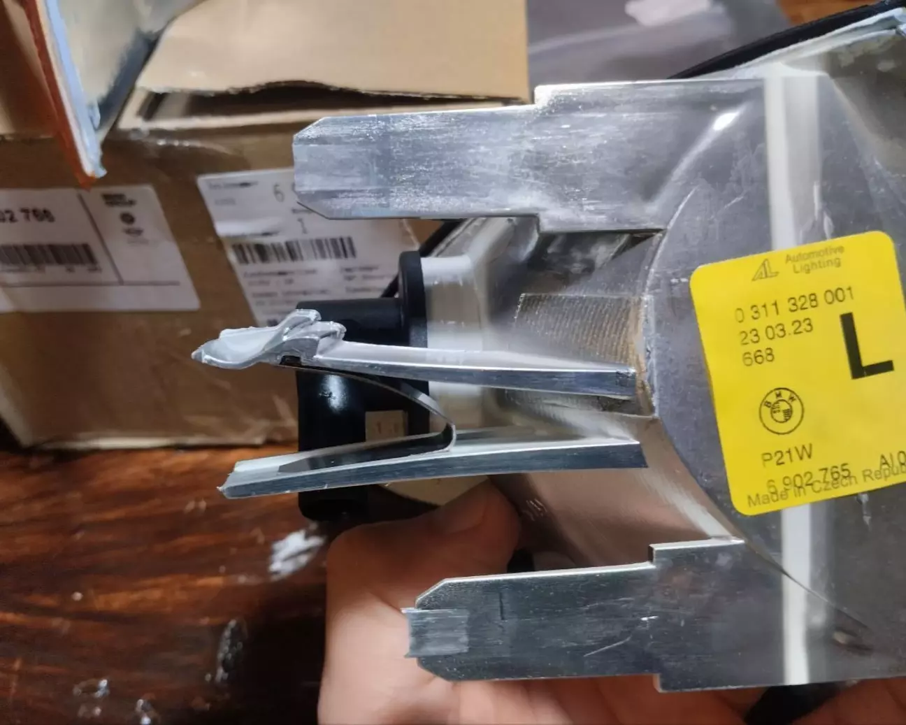 До прикладу,оті пластикові вусики з металевою пружиною між ними починають тріскаться і т.д