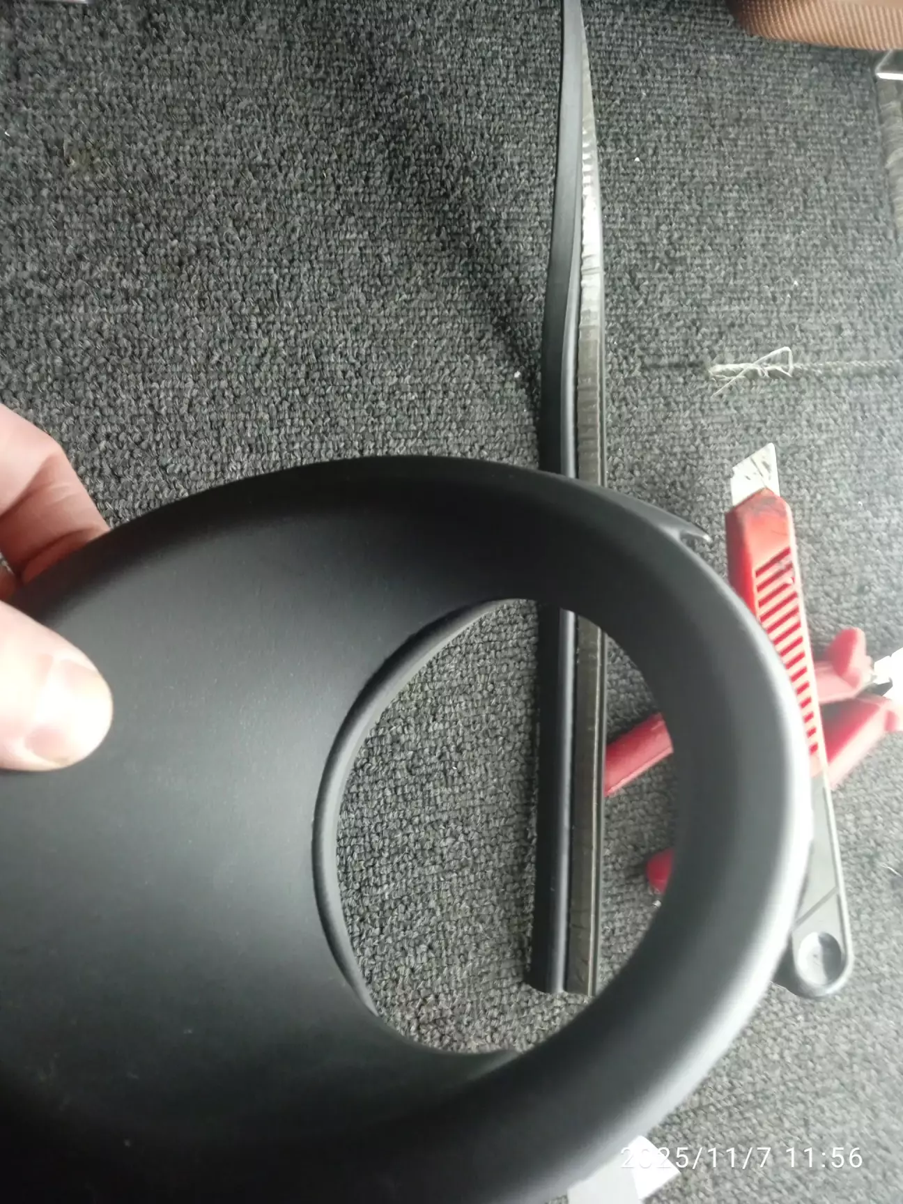 В процессе подготовки, наклейка резинового уплотнителя