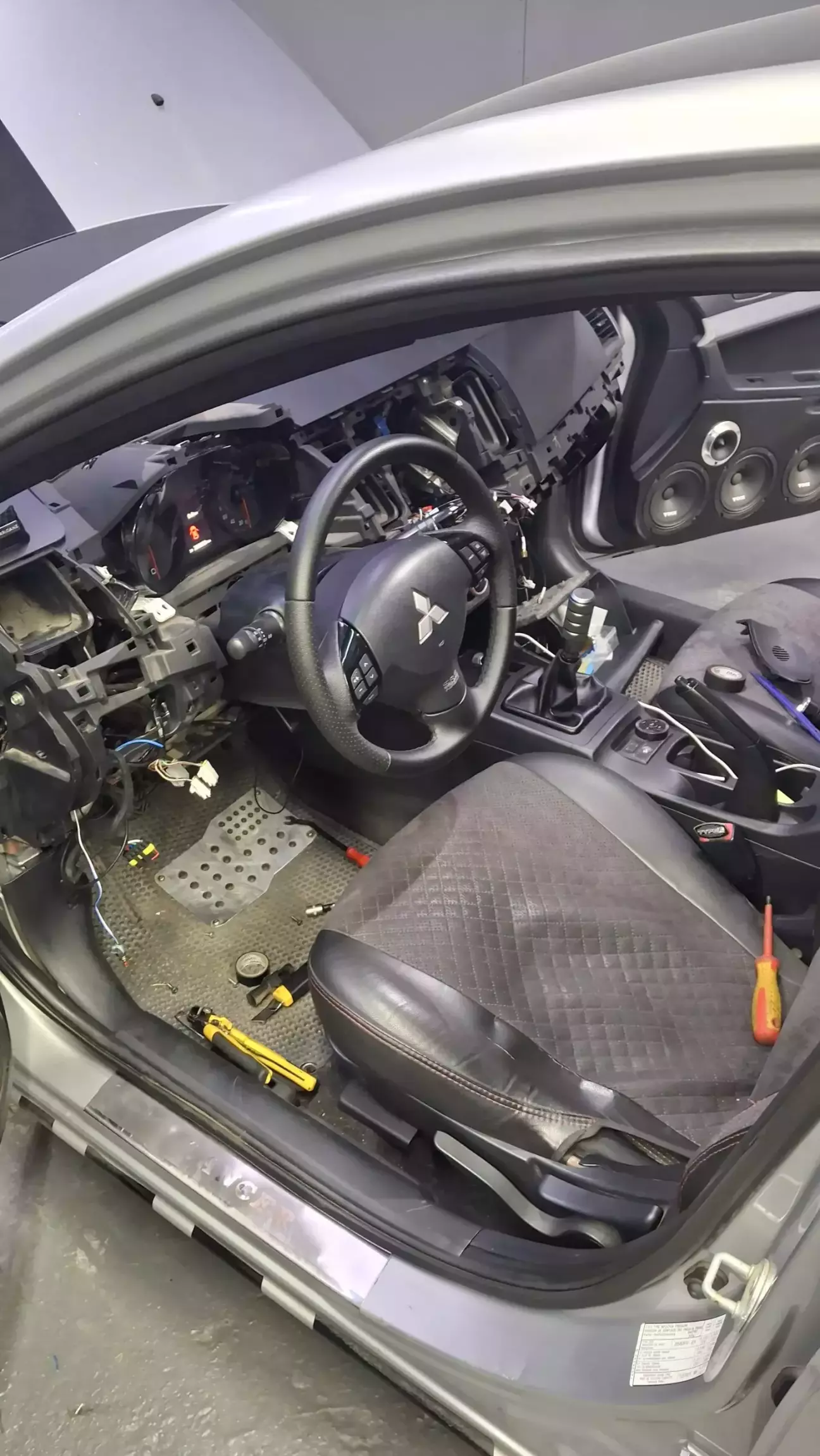 Також потрібно з дачика автосвітла підключити за щитком приборів в фішку, на дорест вона є