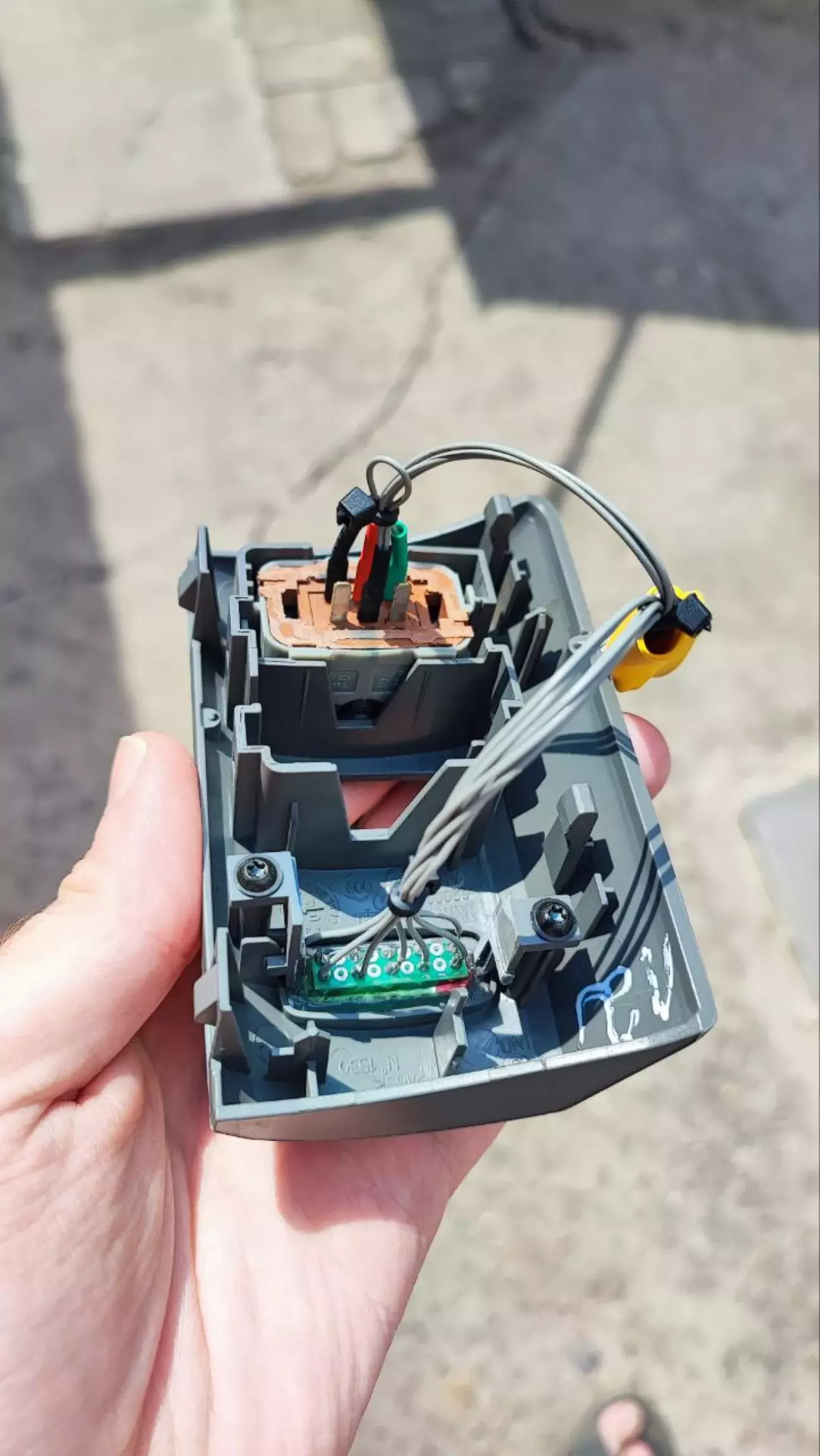 У жовтій термоусадці плата газової кнопки, хотіли впихнути у кнопку парктроніка але там немає місця