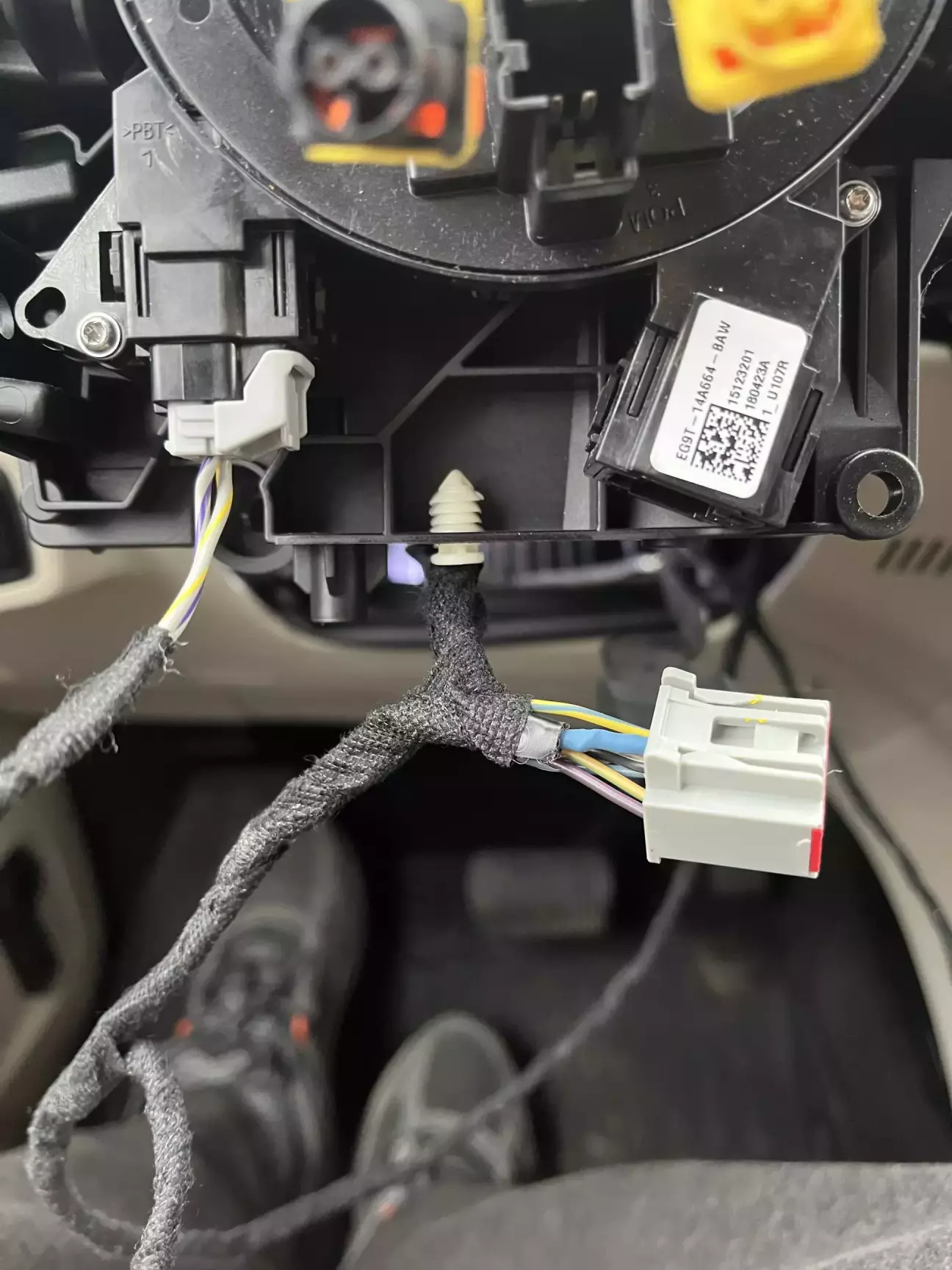 Нижня фішка-ліворуч, права фішка - праворуч