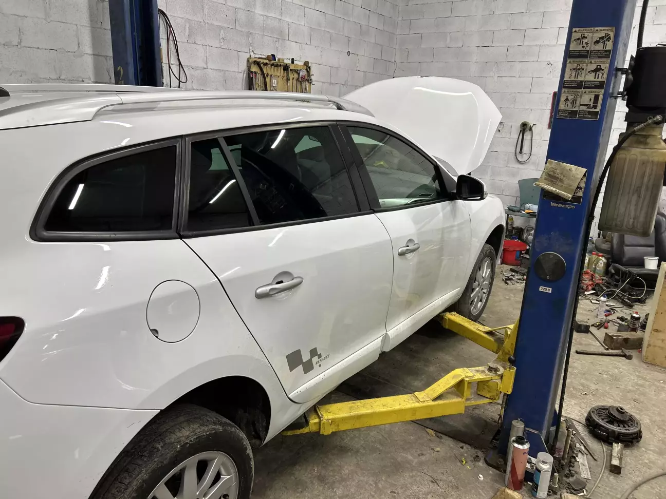 Автівочка готується до ремонту