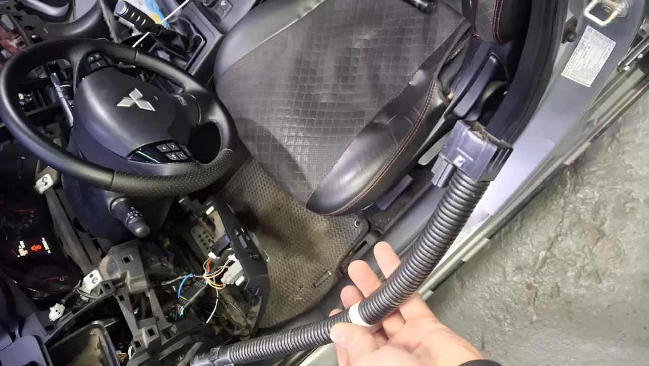 Також потрібен датчик температури в салоні, фішка під нього є