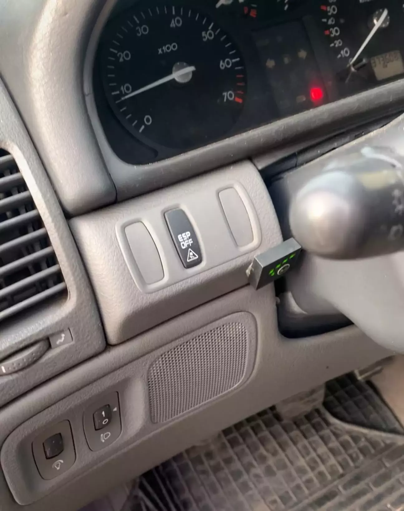 Вид у салоні, навіть не видно рівня газу у баку