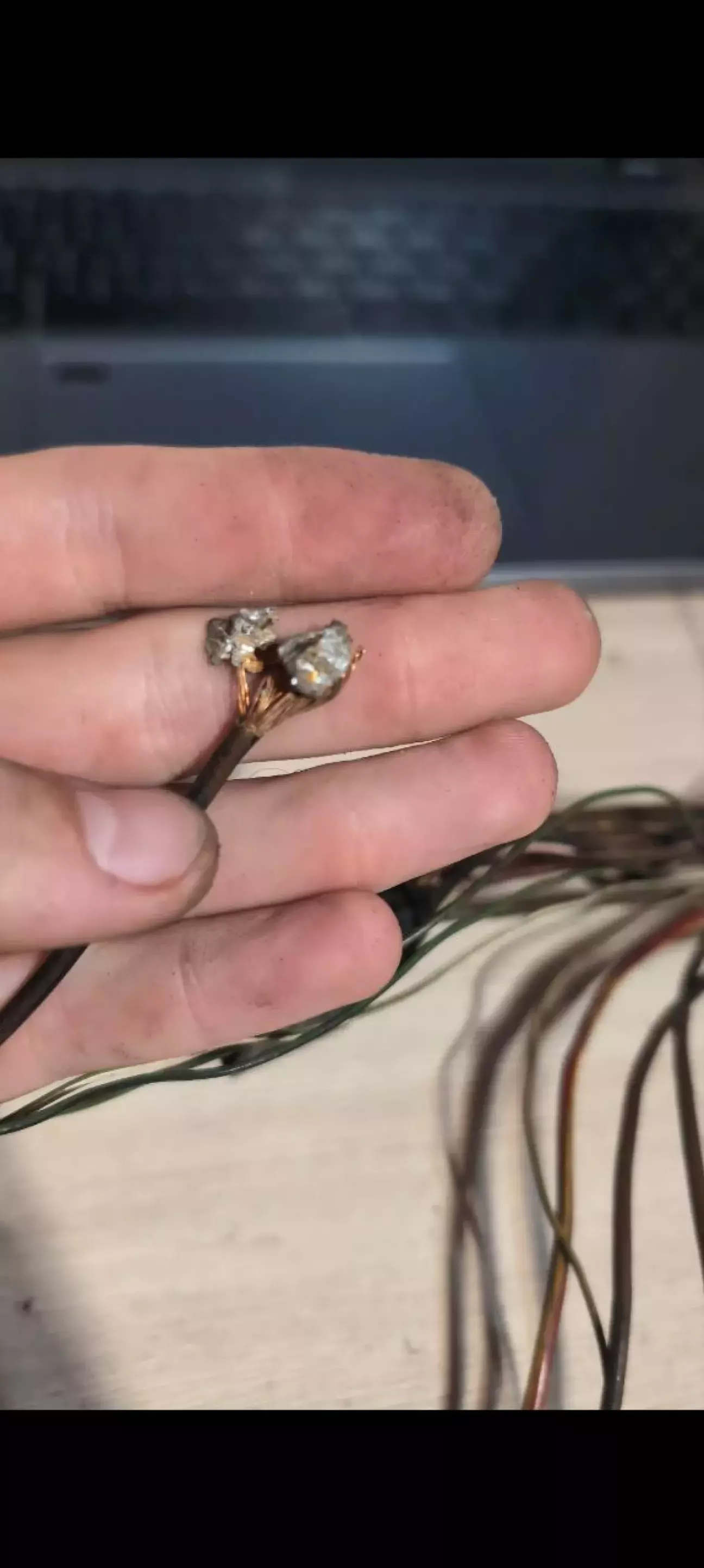 Якість пайки старої коси. Шматки припою можна просто віддерти руками