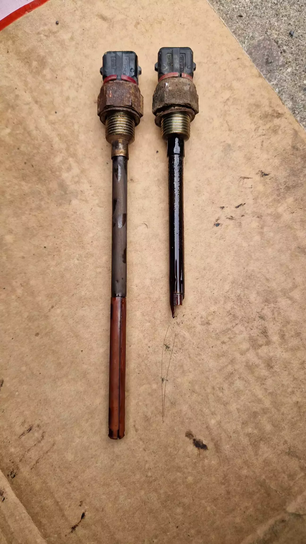 Старий і новий датчик рівня масла