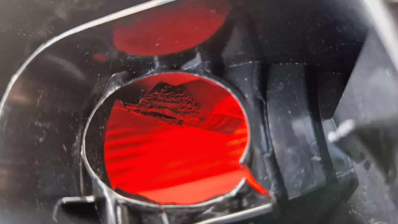 Місце де вставляється лампа з цьокольом в фанарь теж перегріта