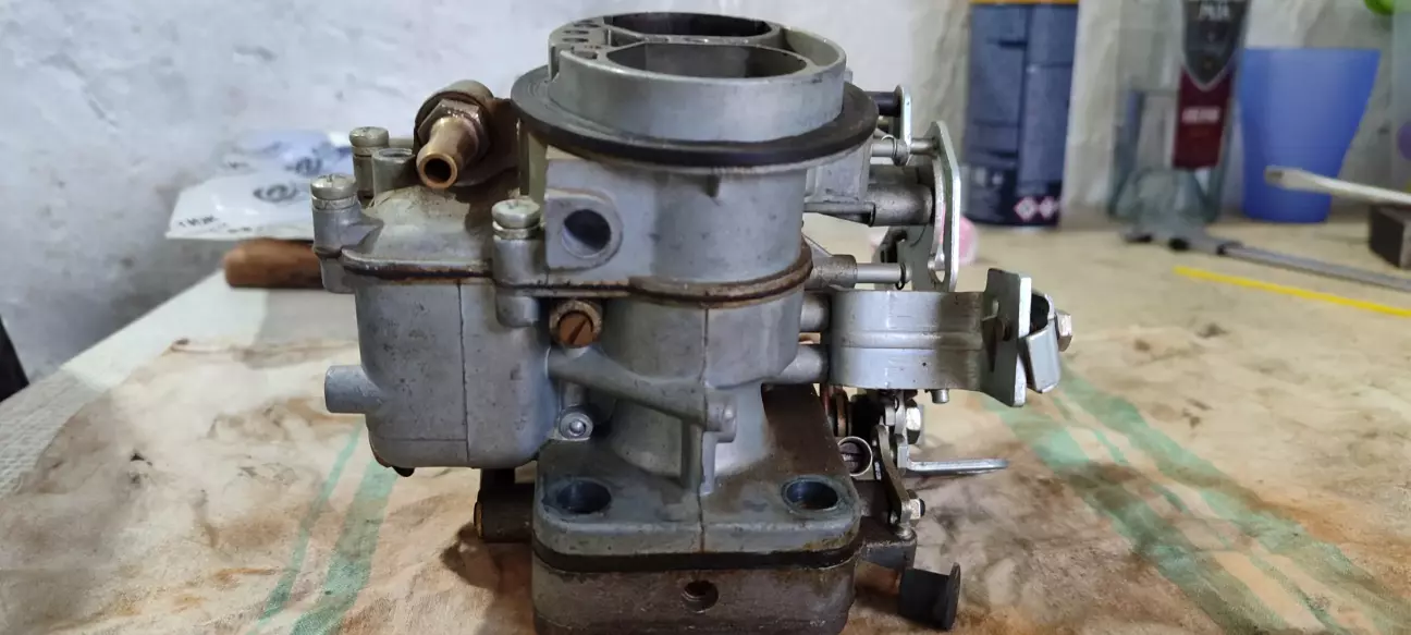 На вигляд нормальний карбюратор, з системою ЕПХХ