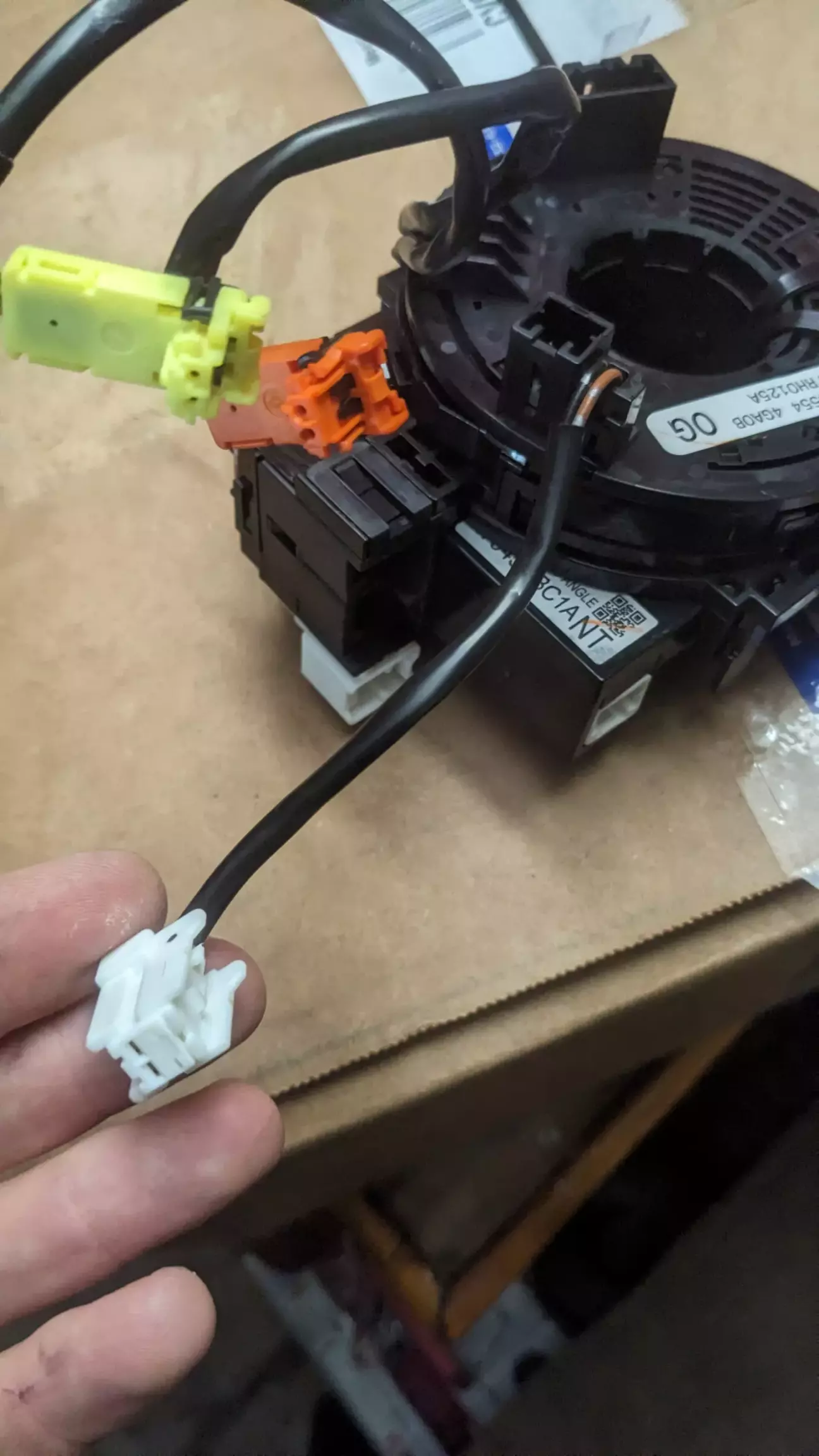 В руках держу разъем для подогрева, которого нет в обычном шлейфе