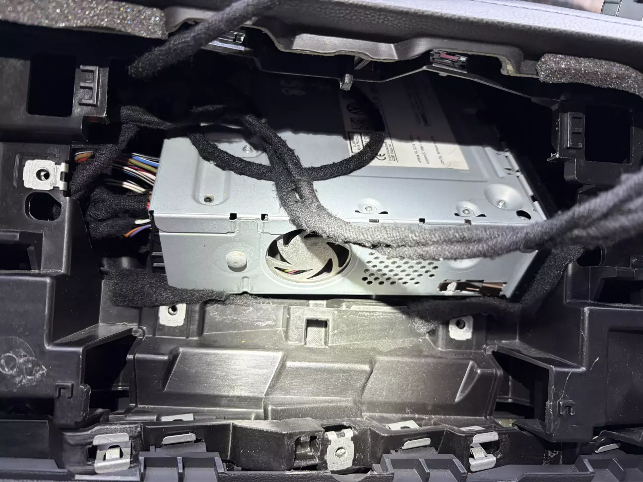 Юніт прекрасно поміщається в нішу за екраном.