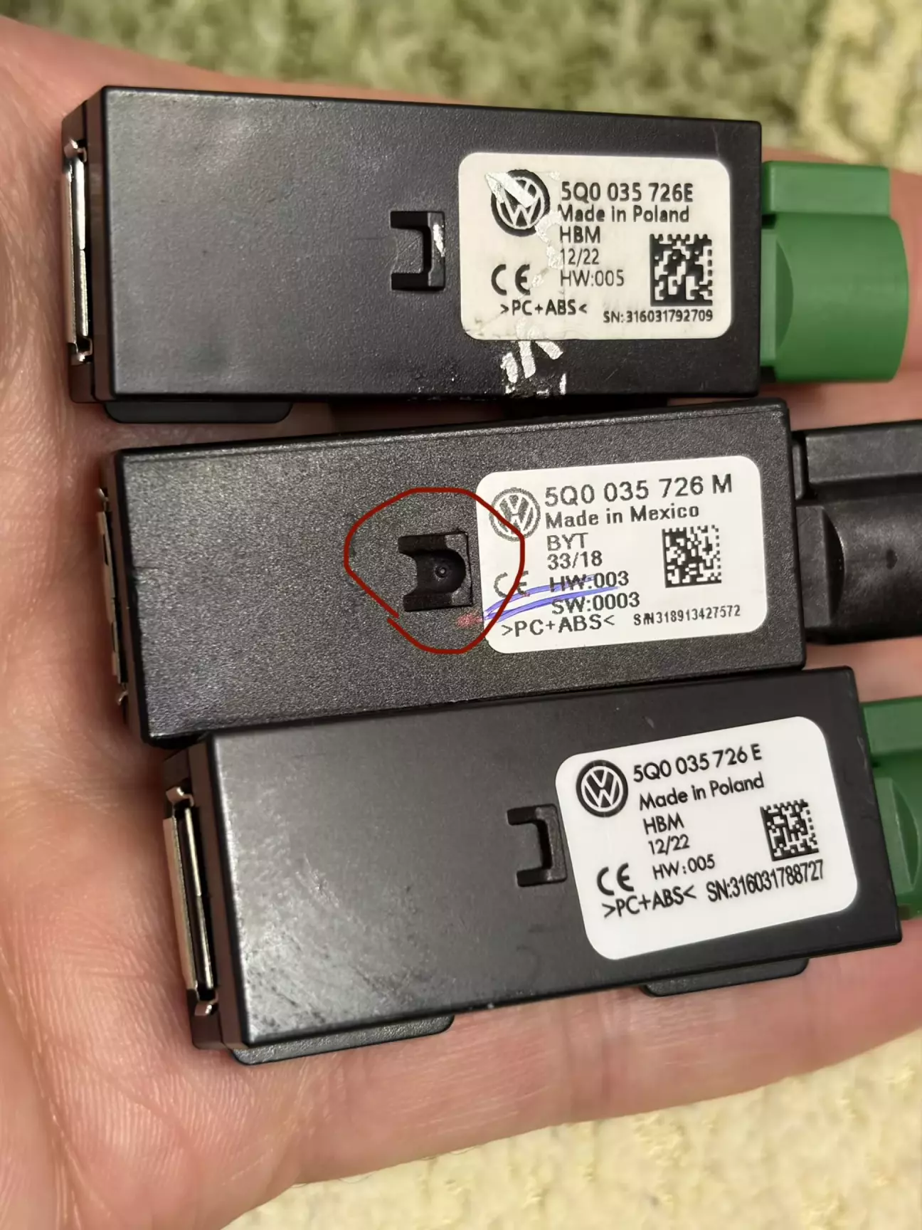 Посередині оригінальний корпус мого старого USB з точкою на кріплені.