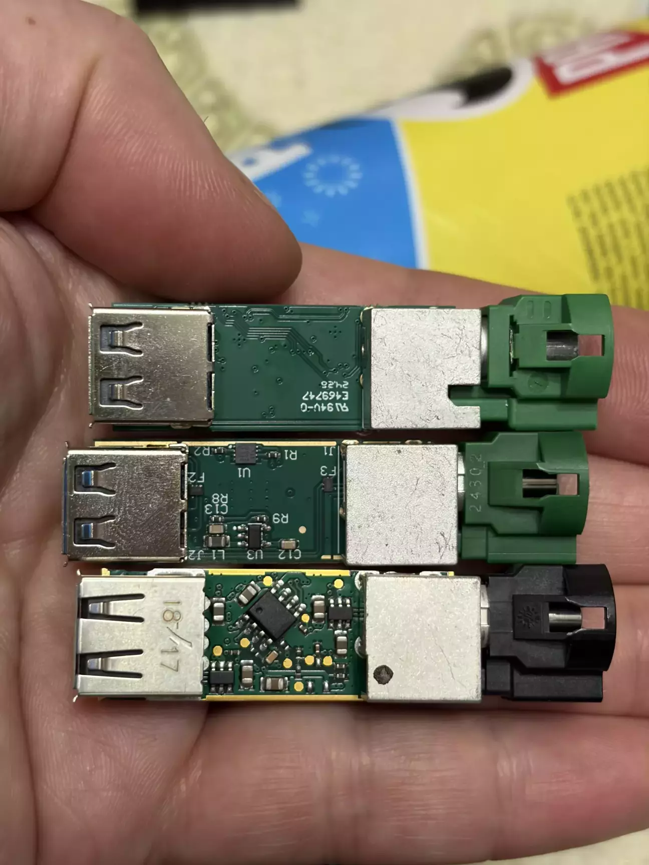 Зверху робочий, по середині не робочий, знизу - мій стрий, оригінальний USB.