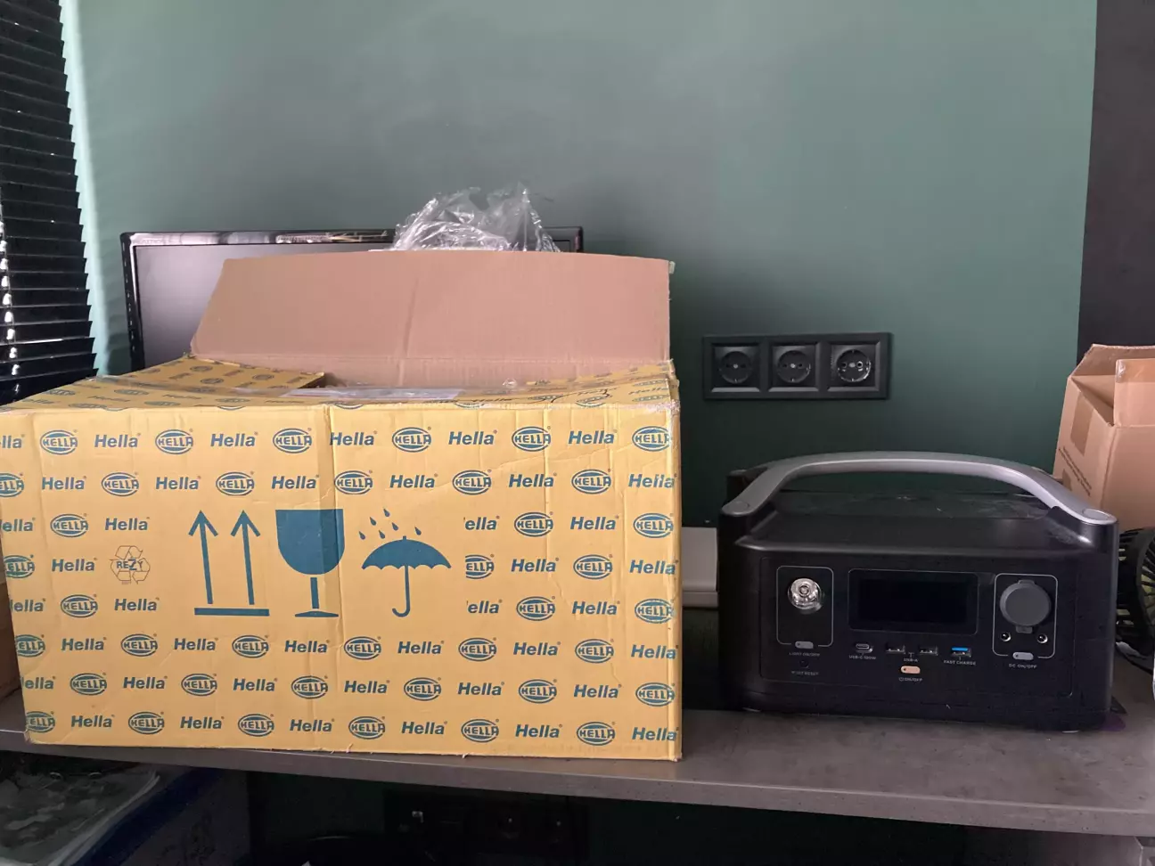 Приехала такая не маленькая коробка.