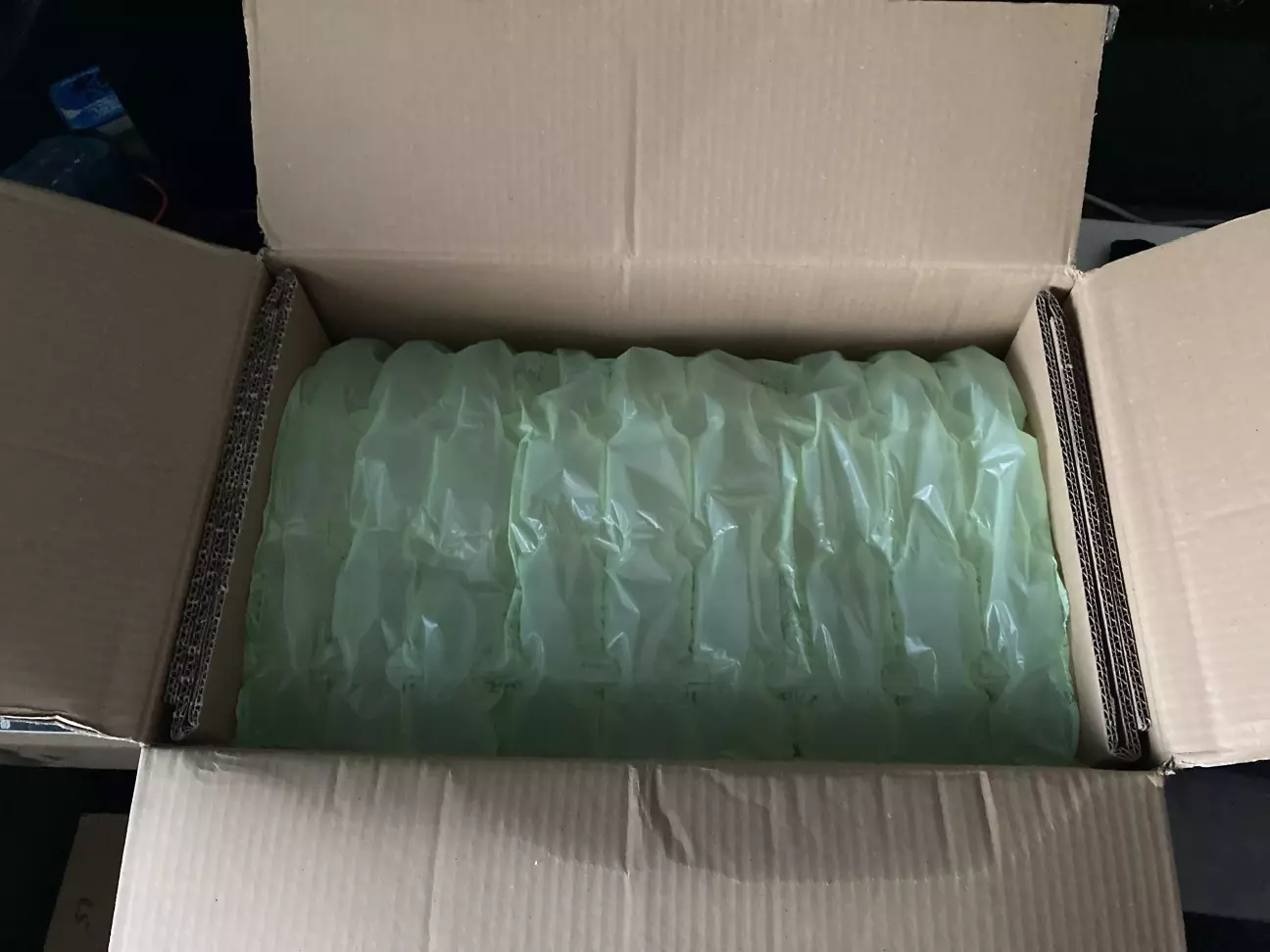 В коробке лежит защитная воздушная подушка.