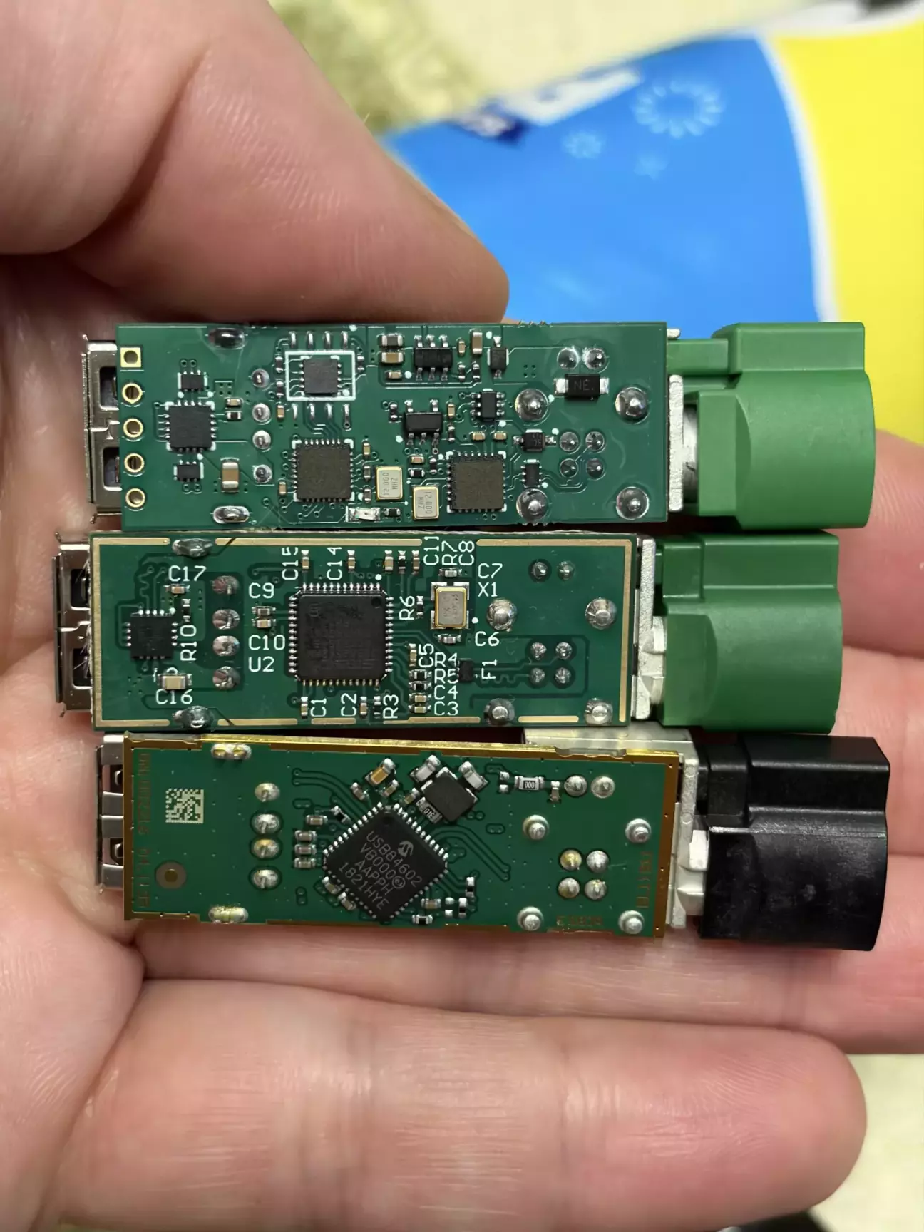 Зверху робочий, по середині не робочий, знизу - мій стрий, оригінальний USB.