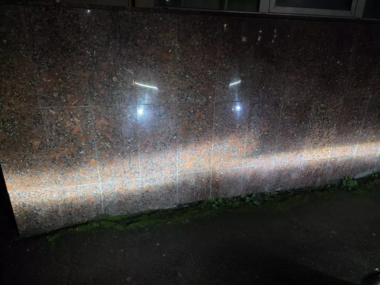 вімкнені тільки протитуманки, метри 2-3 до стіни