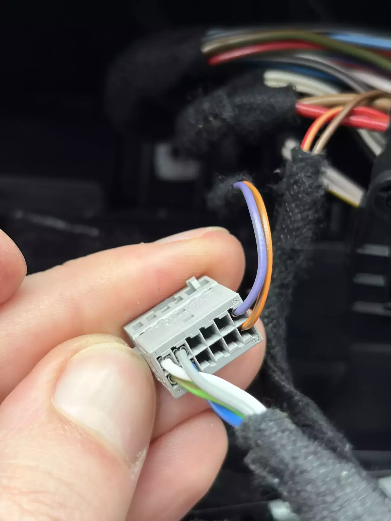 Ліворуч підключені 4 жили від екрану.