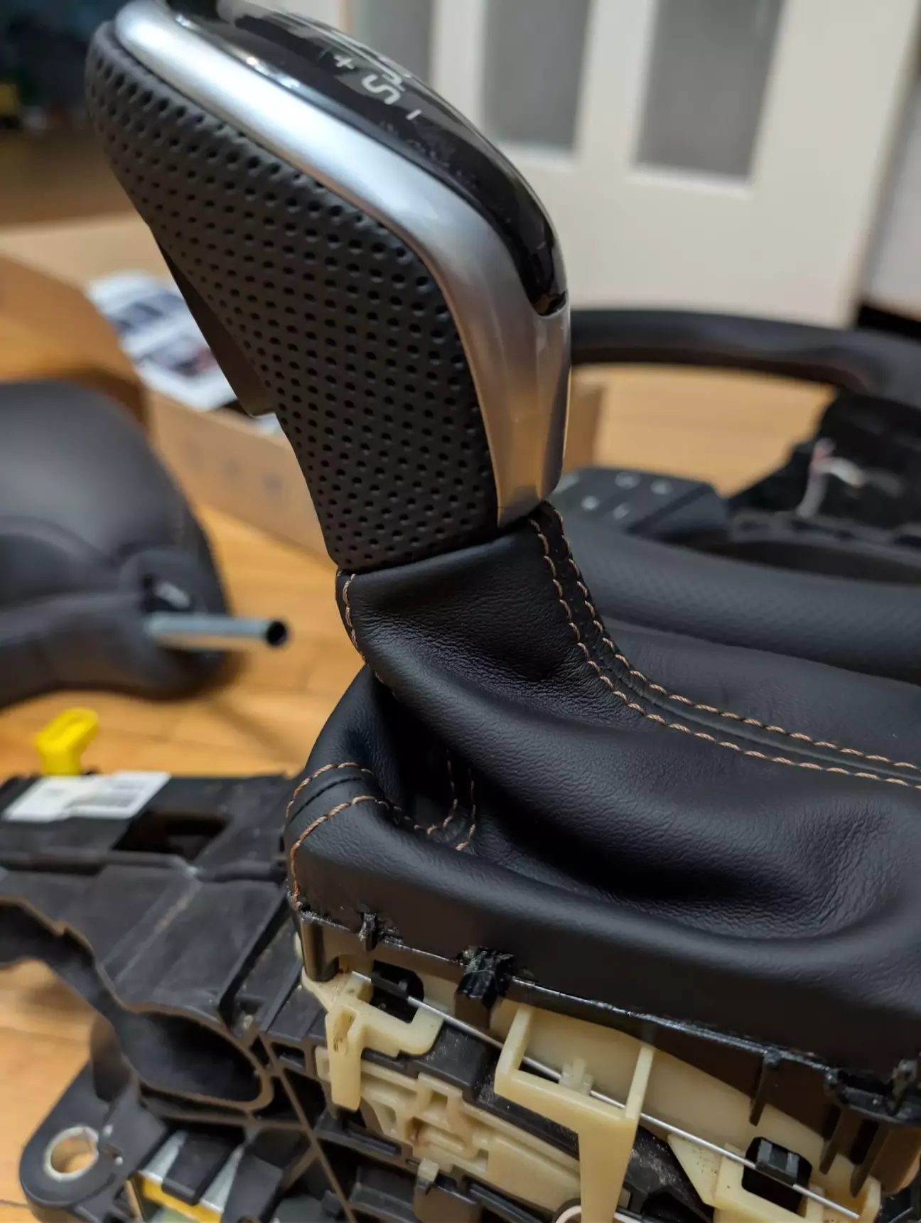 Селектор перешитий в перфорацію, а кожух в нову шкіру з відповідним швом 😊