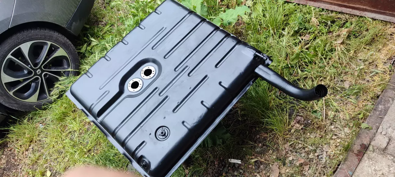 Ззовні новий бак освіжив фарбою з балону