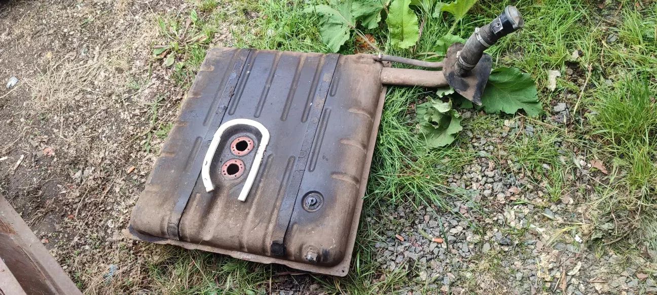 Зі старого бака нам потрібна тільки горловина.