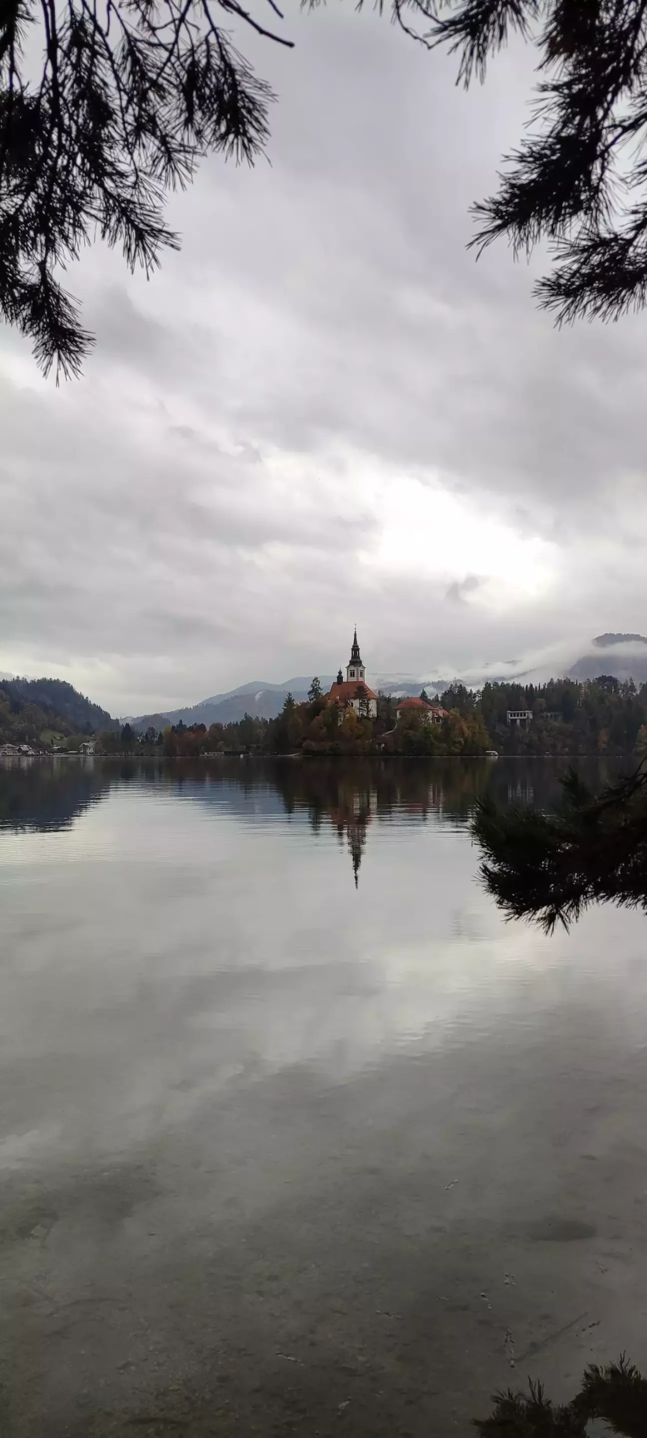 Місто Блед відомо замком над озером, церквою на острові посеред озера.