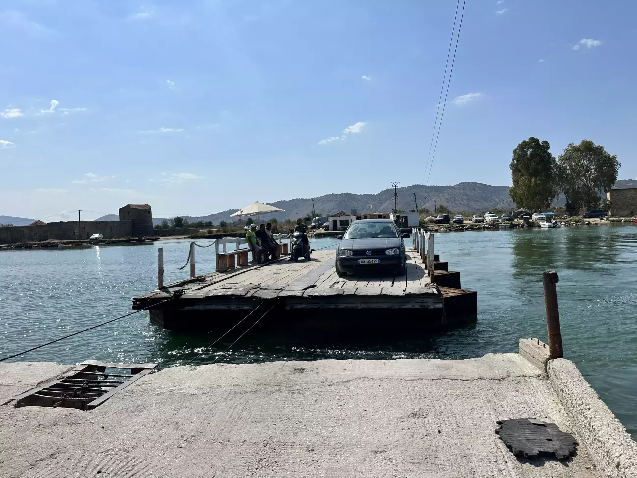 Якась дуже архаїчна поромна переправа))