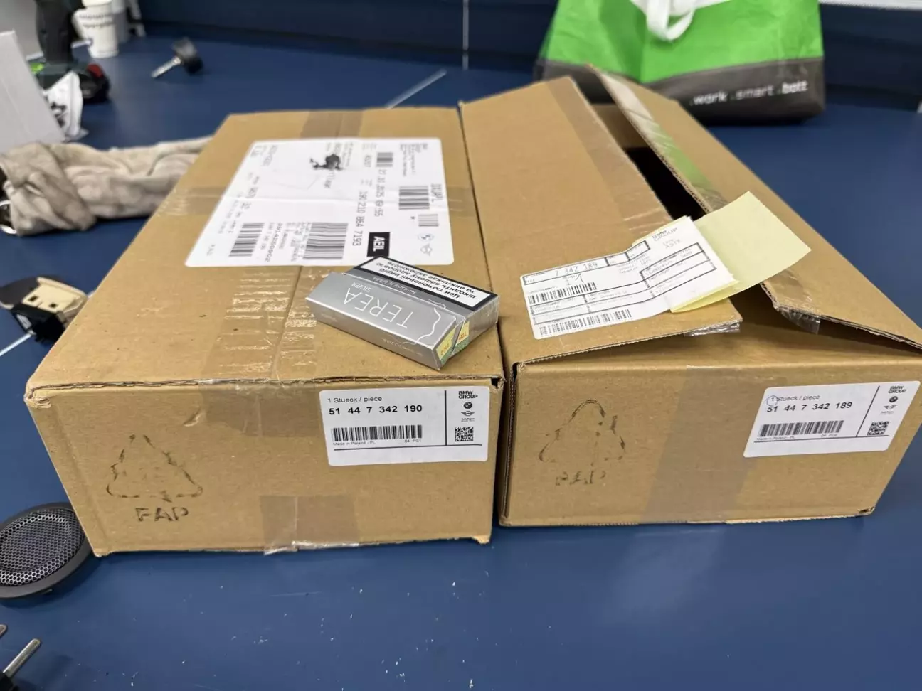 Коробки з тримачами виглядають, як коробки з під посилювача)