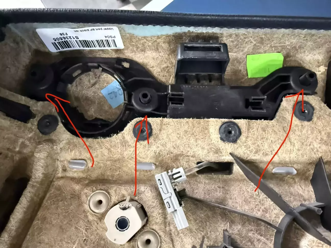 На карті є точки кріплення, які запаяв паяльником