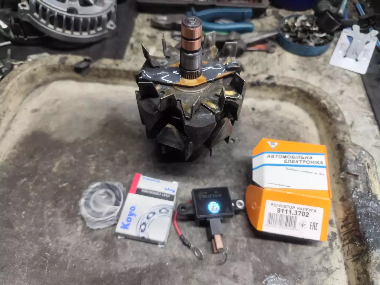 Ще фотозвіт. Контактні кільця на місці,підшипник та реле-регулятор