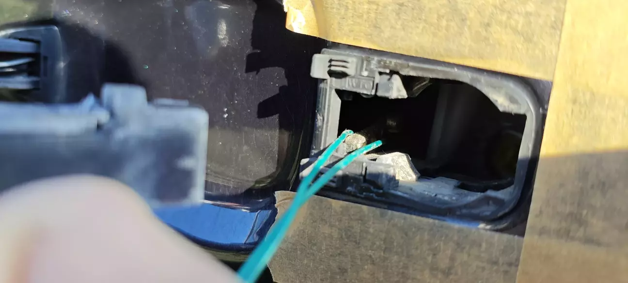 Предварительно оклеил скотчем вокруг личинки, во избежания повреждения лака