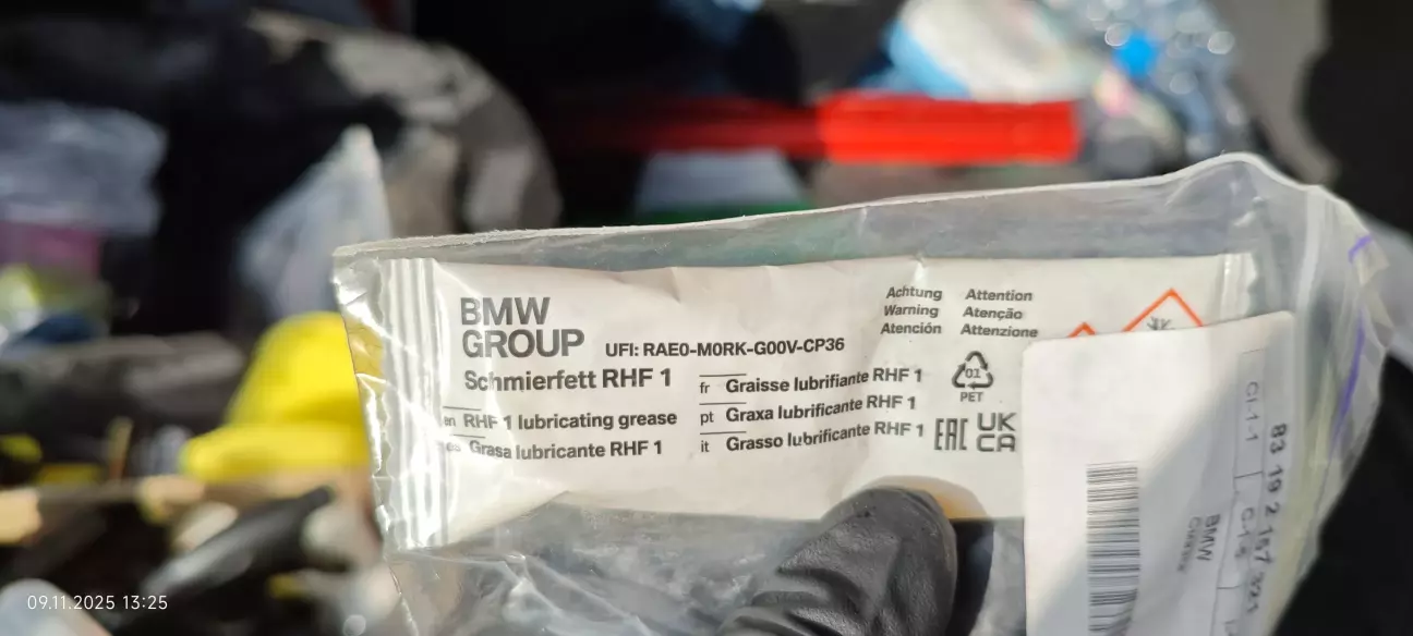 Смазка осталась от смазки панорамной крыши