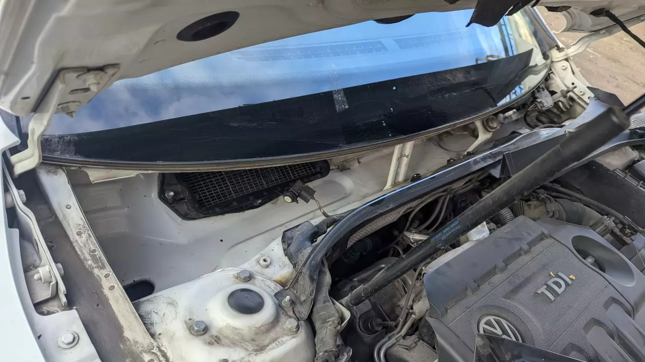 Навіть видно, що авто білого кольору