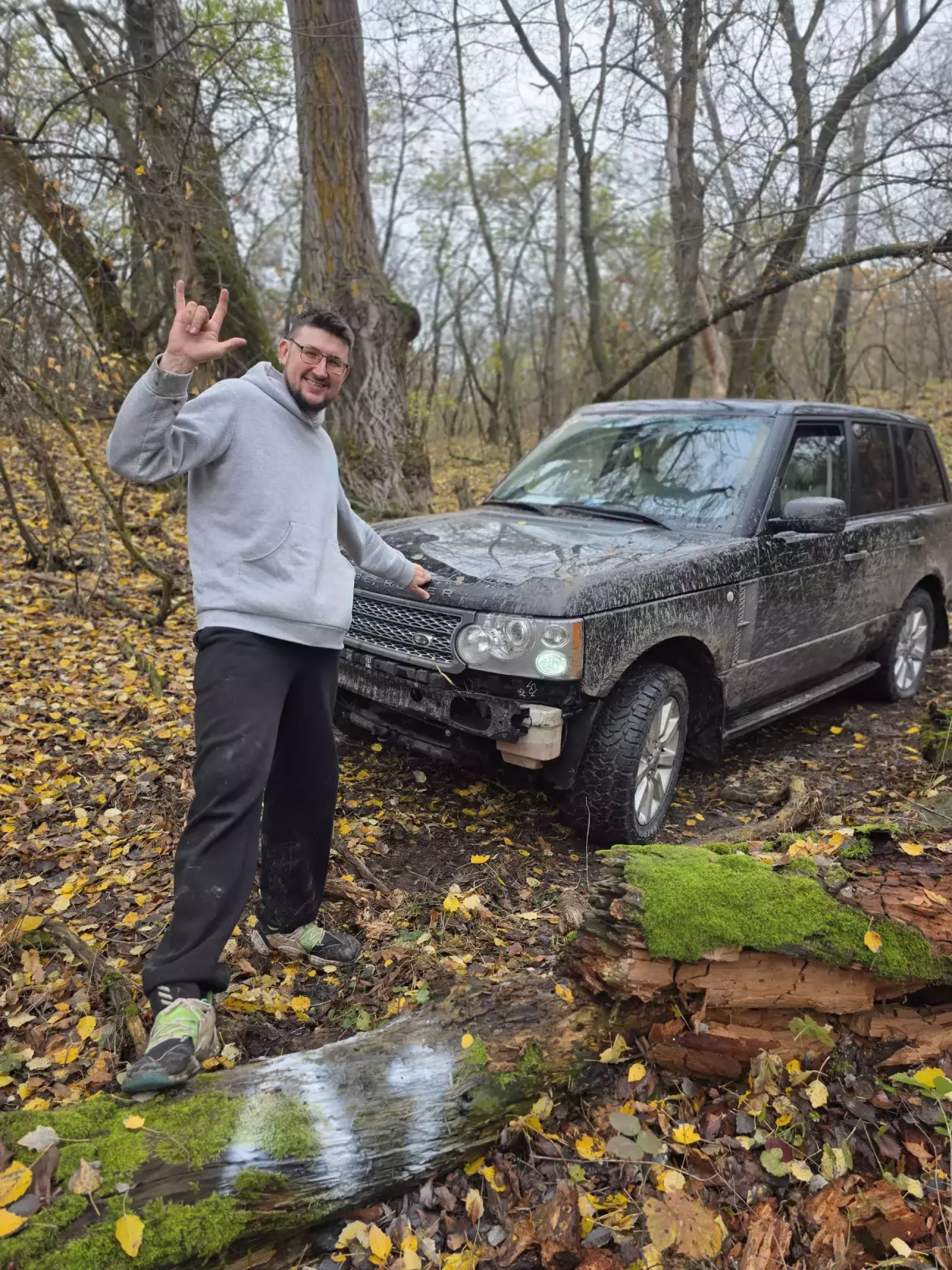 Зачіпив дерево, і бампер переїхав у салон)