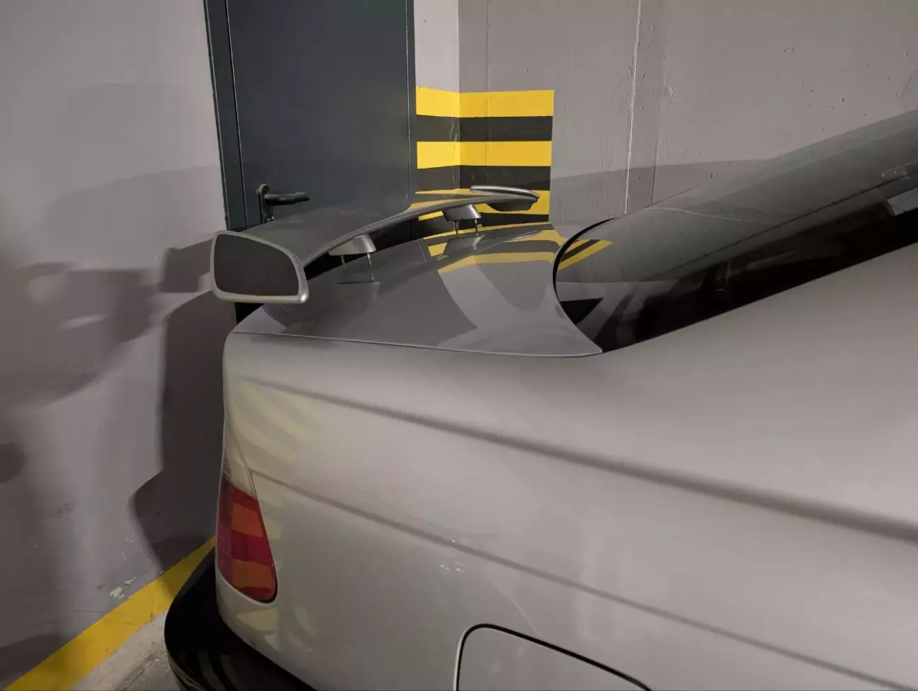 тут видно зломаний кутик з водійського боку